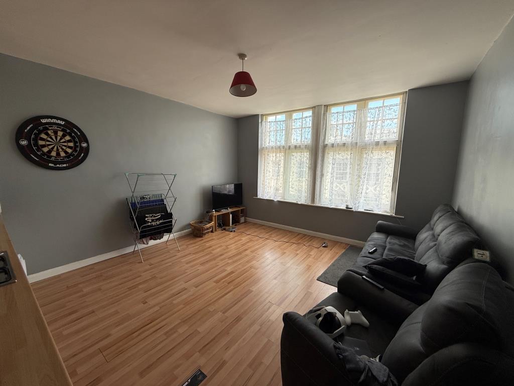 Lot: 137 - FLAT FOR INVESTMENT - Kitchen/living room